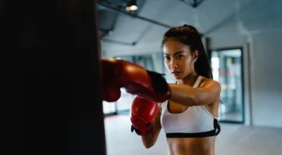 Imagem de uma mulher treinando boxe.