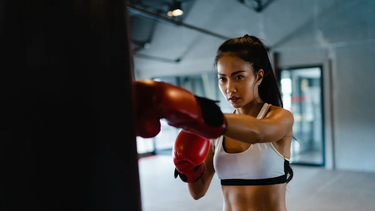 Imagem de uma mulher treinando boxe.