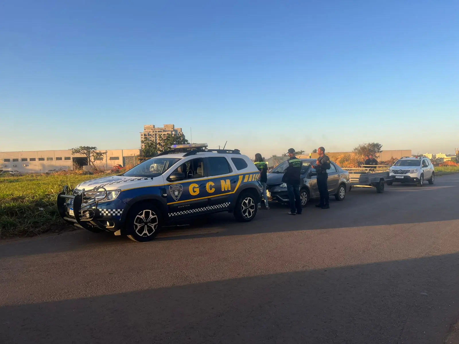 GCM e fiscais ambientais apreendem veículo flagrado em descarte irregular no Parque Primavera durante ação da Operação Aparecida Limpa.