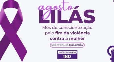 Arte da Campanha Agosto Lilás com fundo claro e elementos em tons de roxo e lilás. À esquerda, há um laço lilás — símbolo da luta pelo fim da violência contra a mulher.