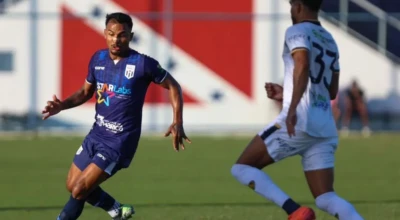 Fotos de dois jogadores, um do Maricá com a posse da bola e outro do Aparecidense.