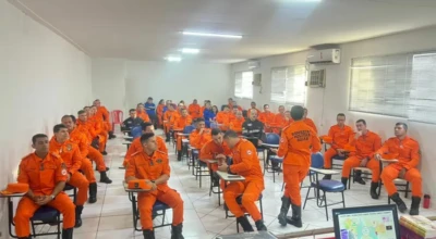 A imagem mostra bombeiros militares de Goiás, uniformizados, participando de um curso de capacitação.