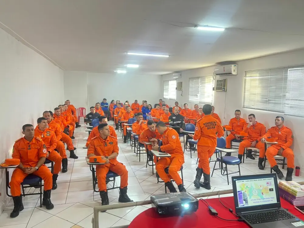 A imagem mostra bombeiros militares de Goiás, uniformizados, participando de um curso de capacitação.