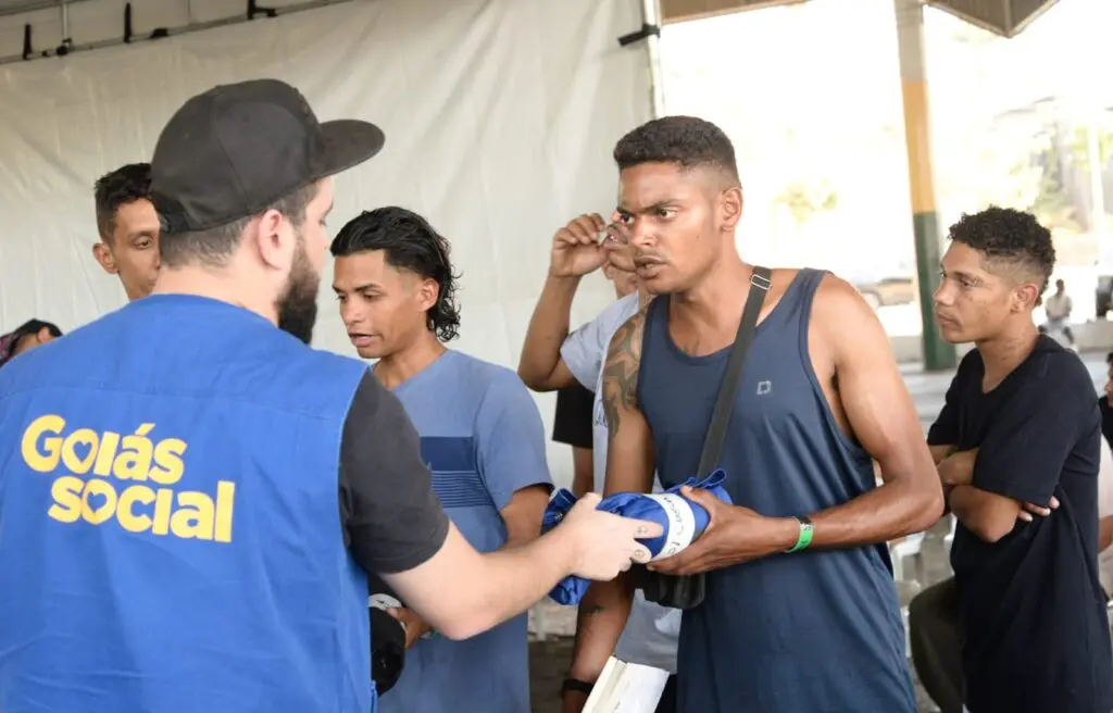 Pessoas em situação de rua participam do projeto Dignidade na Rua.