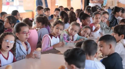 Alunos da Escola Municipal Retiro do Bosque retornam às aulas em sala climatizada; conforto térmico melhora o foco e a permanência em sala.