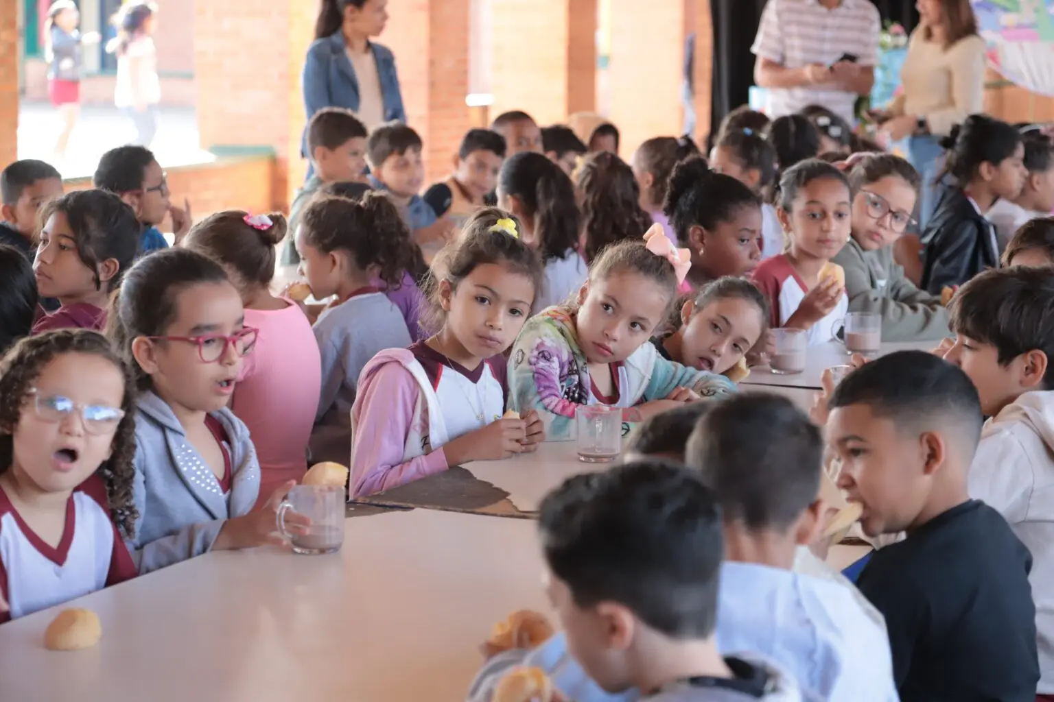 Alunos da Escola Municipal Retiro do Bosque retornam às aulas em sala climatizada; conforto térmico melhora o foco e a permanência em sala.