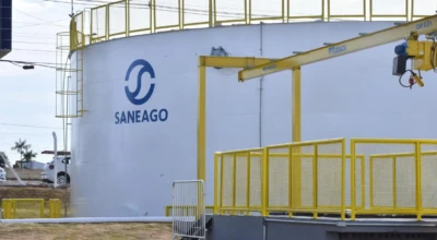 Reservatório da Saneago com estrutura metálica e logo em destaque.