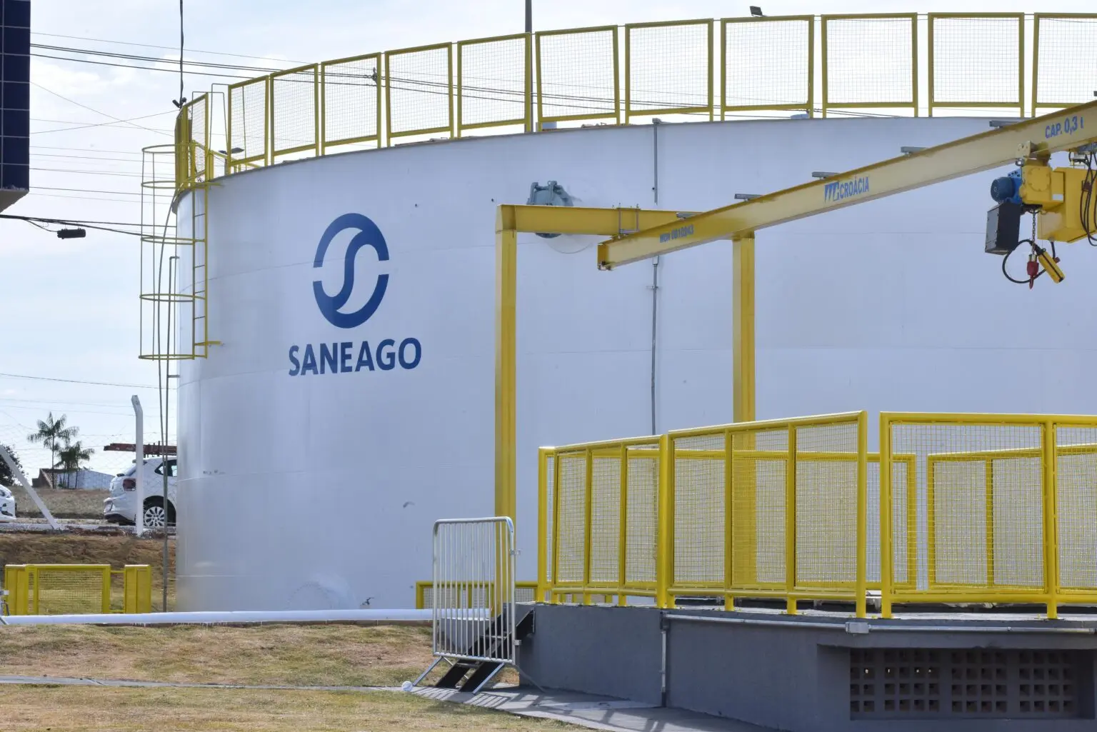 Reservatório da Saneago com estrutura metálica e logo em destaque.