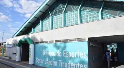 Imagem mostra a fachada reformada do Ginásio de Esportes do Jardim Tiradentes.