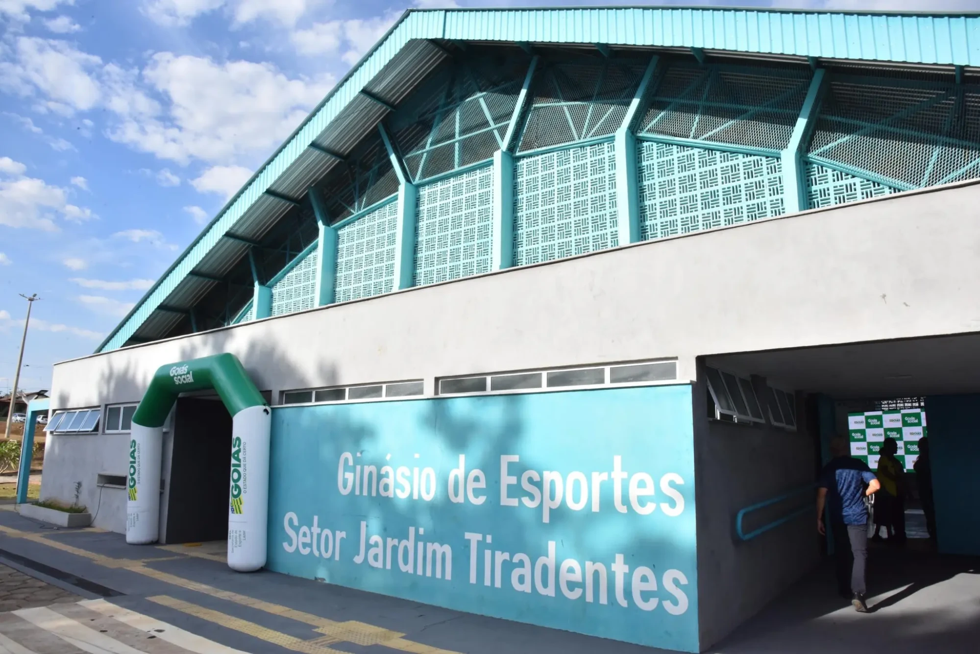 Imagem mostra a fachada reformada do Ginásio de Esportes do Jardim Tiradentes.