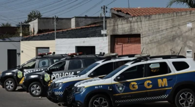 Viaturas das GCM alinhadas.
