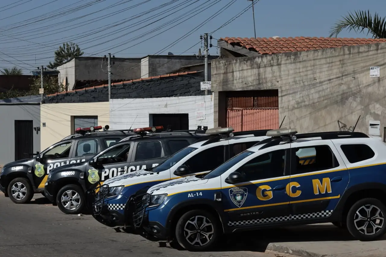 Viaturas das GCM alinhadas.