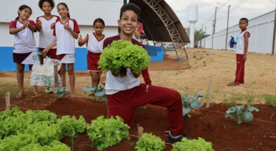 Foto dos alunos da rede pública em horta do projeto Agricultura Urbana