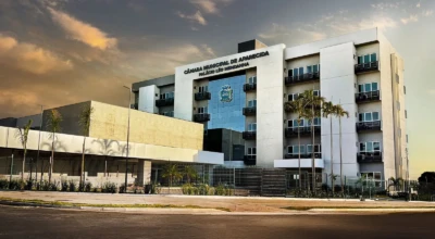 Imagem da fachada da Câmara Municipal de Aparecida de Goiânia, no prédio Palácio Léo Mendanha