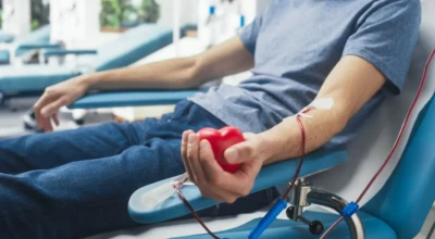 Homem realizando a doação de sangue.