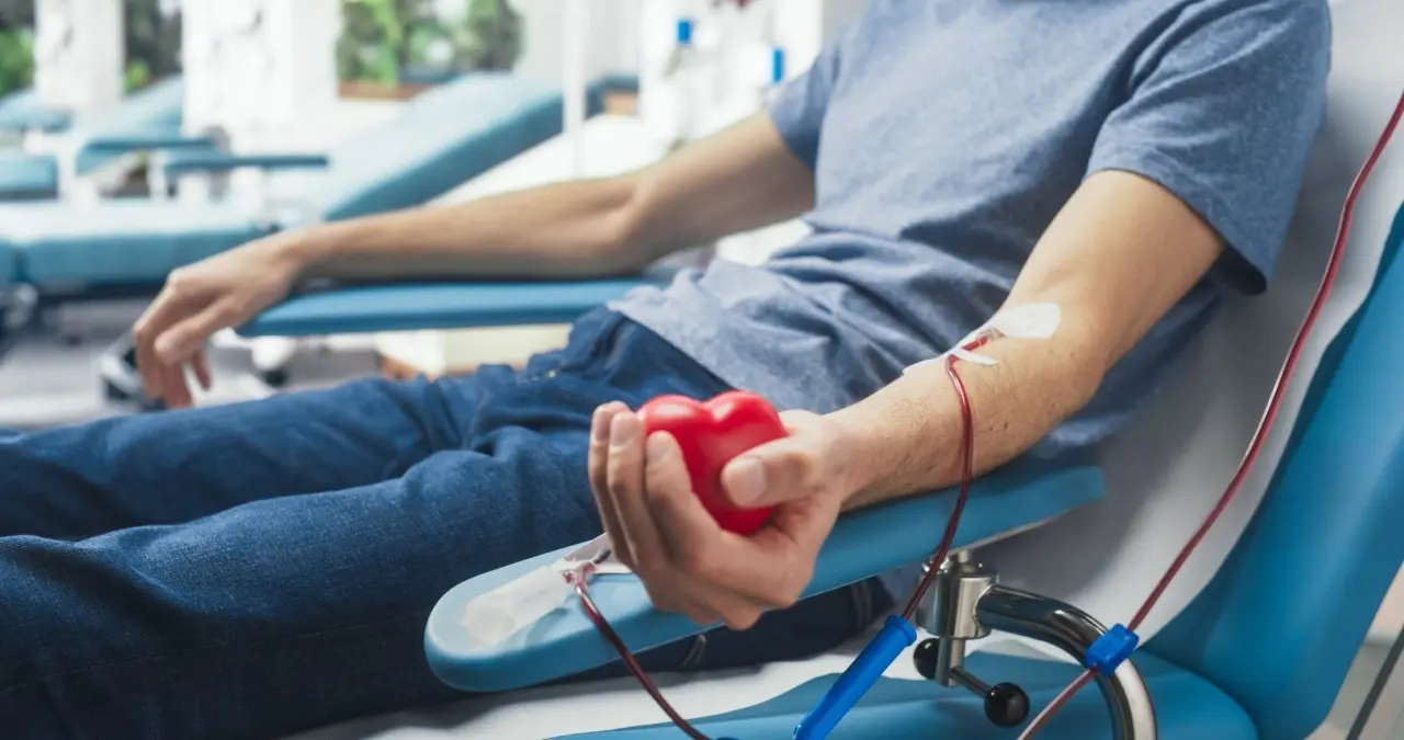 Homem realizando a doação de sangue.