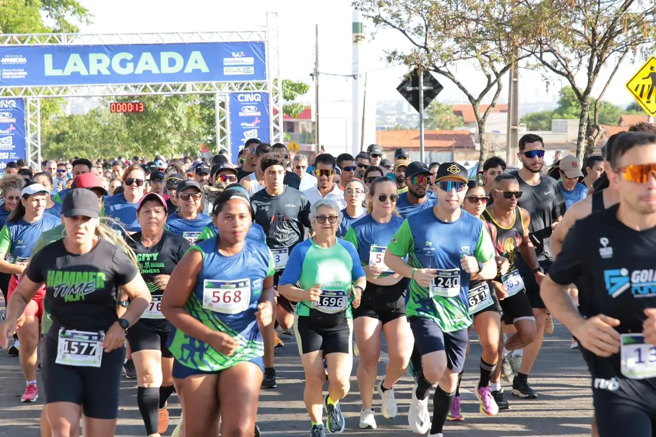 A foto mostra o início da corrida Aparecida Correndo Pela Vida.