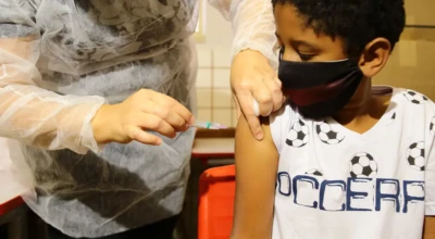 Criança recebendo vacina.