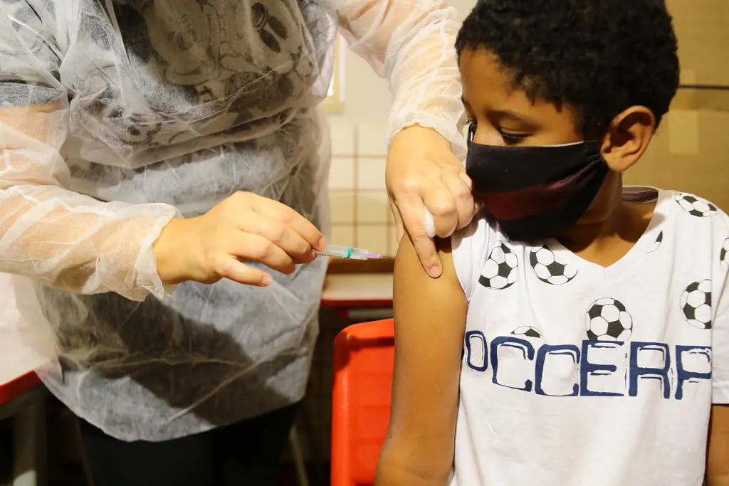 Criança recebendo vacina.