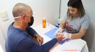 Profissional da saúde realizando teste no paciente.