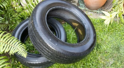 Imagem de pneus parados iniciando focos do Aedes.