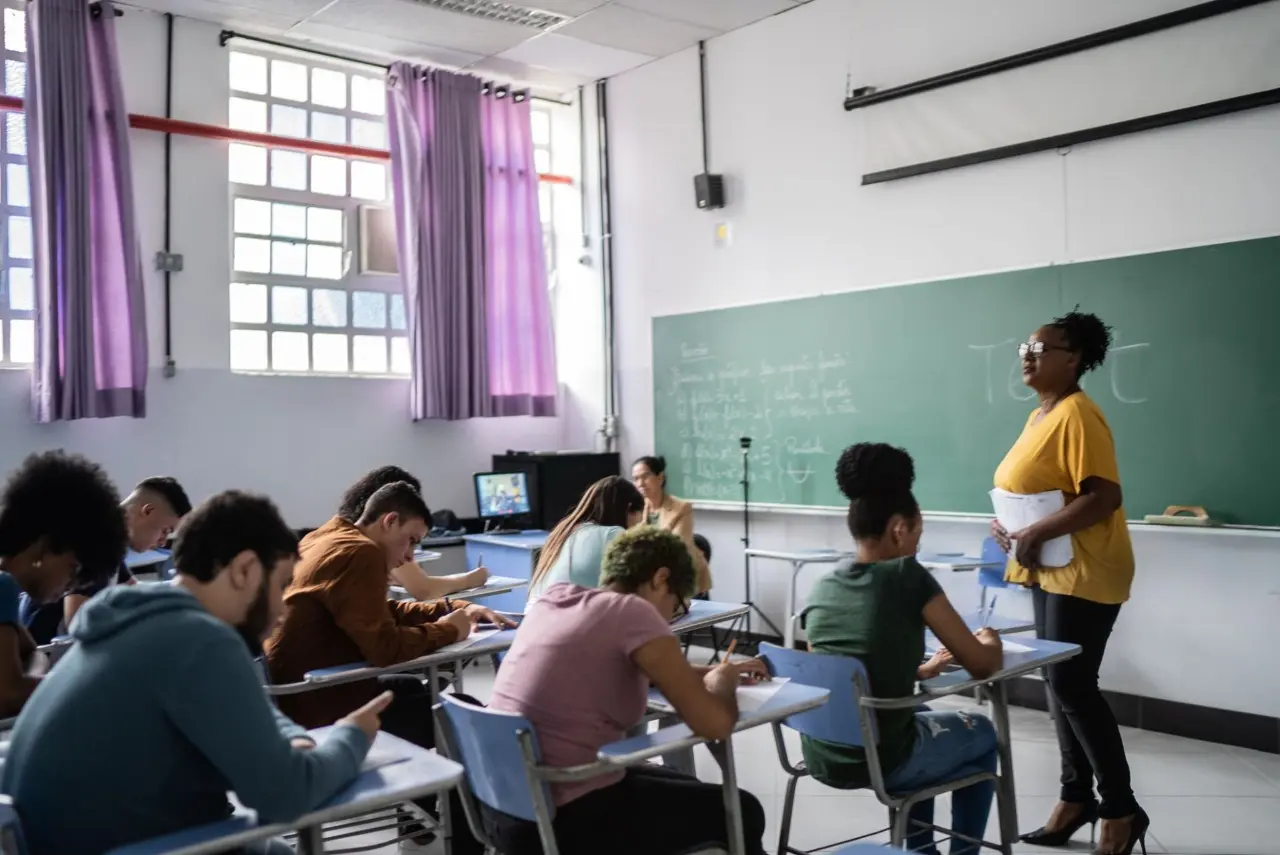 Alunos em sala de aula.