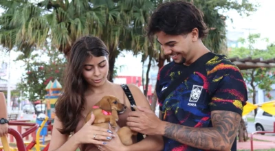 Casal com seu pet no evento.