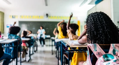 Sala de aula com várias crianças.