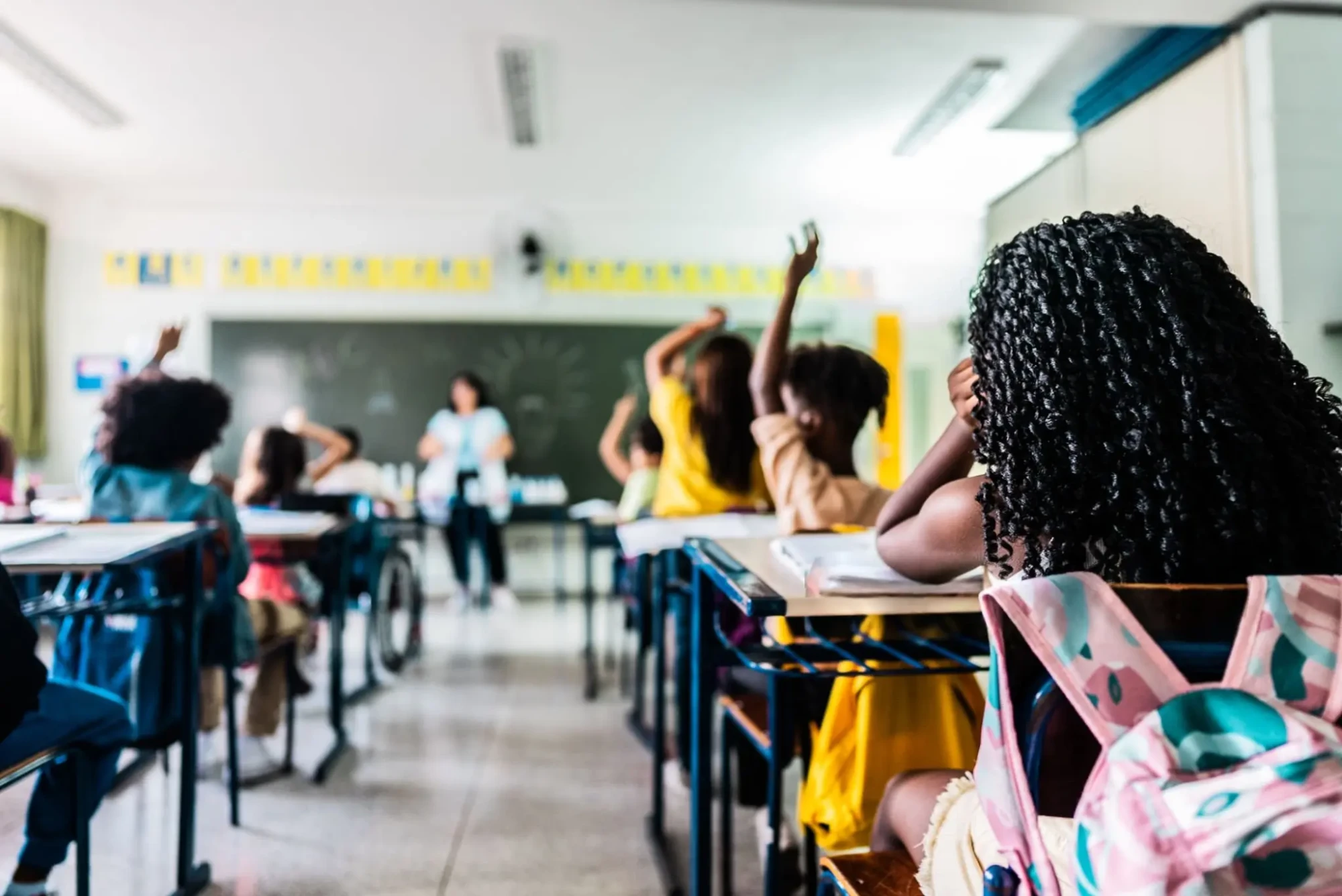 Sala de aula com várias crianças.