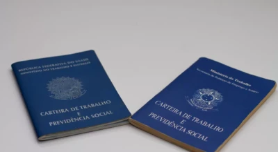 Foto de 2 carteiras de trabalho.