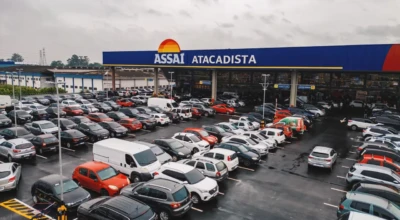 Foto do estacionamento da empresa.