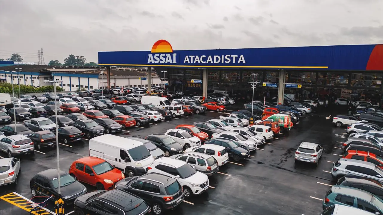 Foto do estacionamento da empresa.