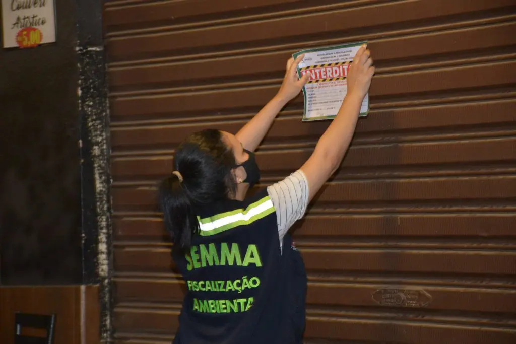 Agente da Semma interditando estabelecimento.