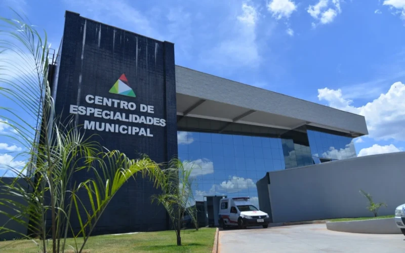 Fachada do centro de especialidades municipal.