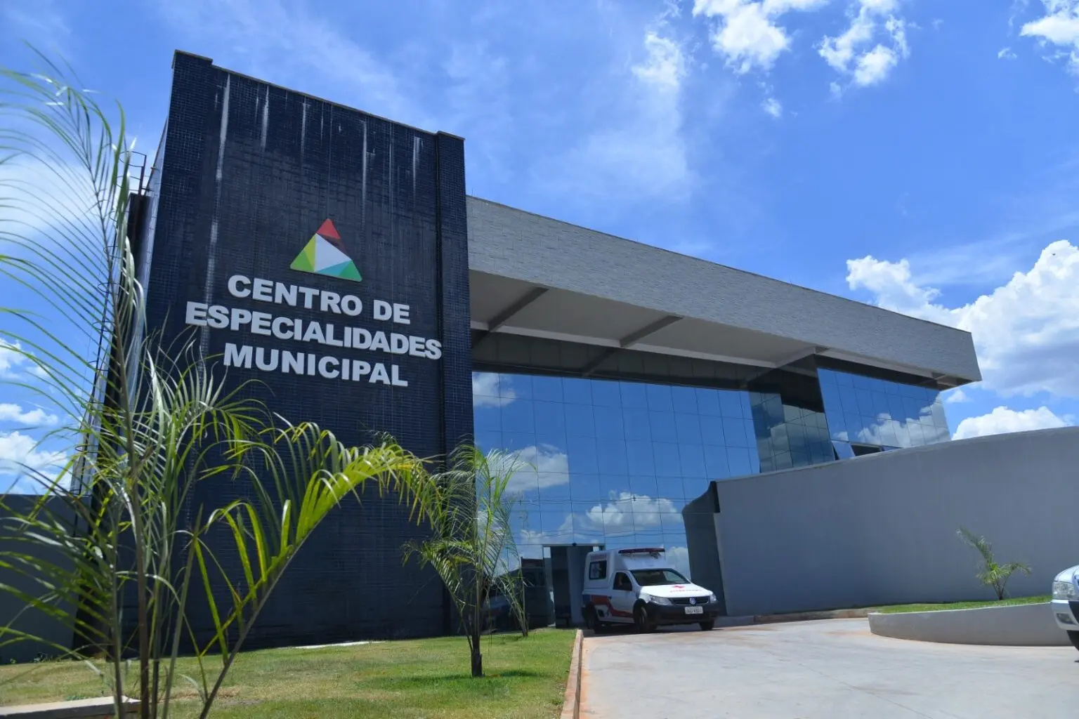 Fachada do centro de especialidades municipal.