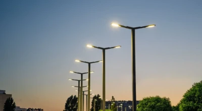 Foto do postes de iluminação pública.