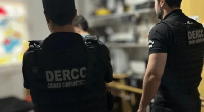 Agentes da Dercc fazendo apreensão do suspeito.
