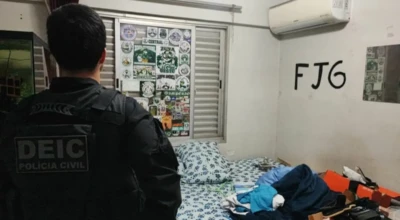 Agente da PCGO no local onde foi apreendido materiais de torcida organizada.