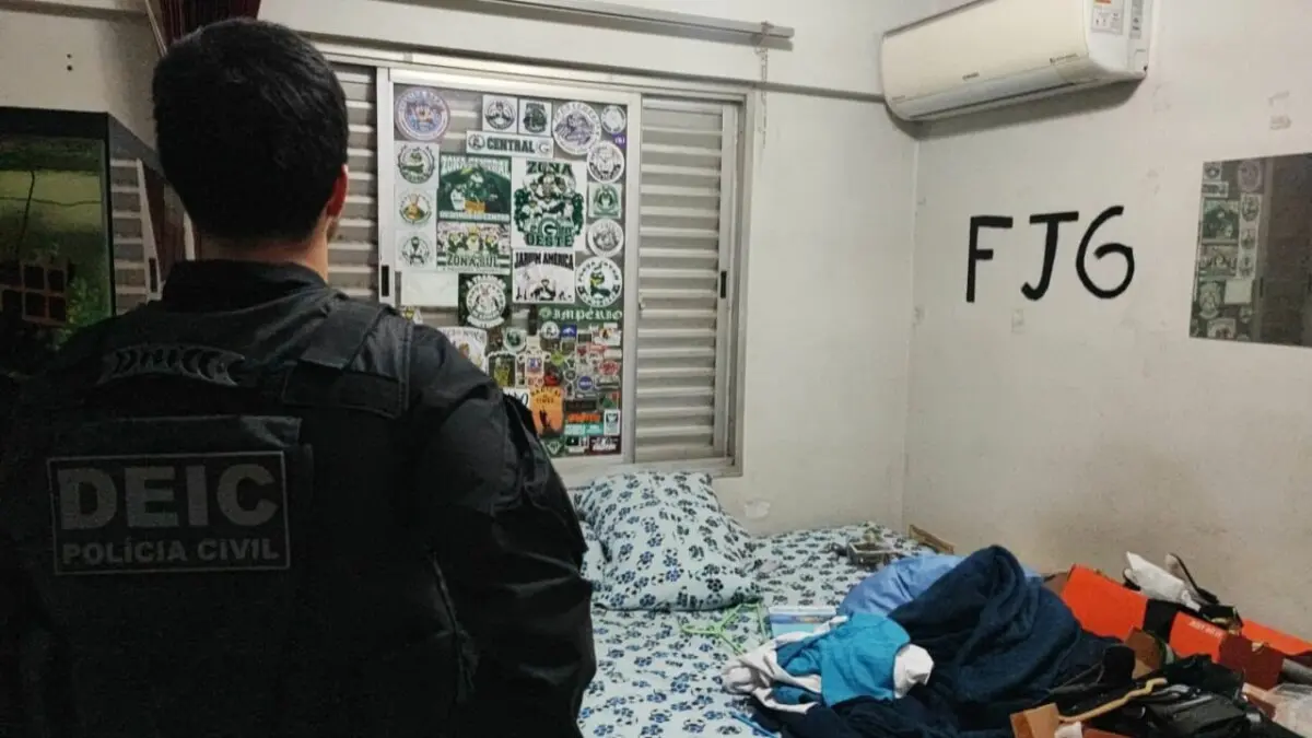 Agente da PCGO no local onde foi apreendido materiais de torcida organizada.