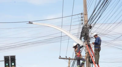 Funcionários iniciam a retirada de fios de internet não utilizados.