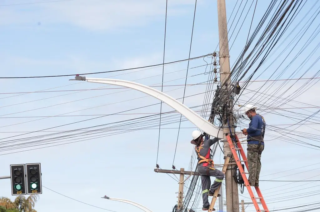 Funcionários iniciam a retirada de fios de internet não utilizados.