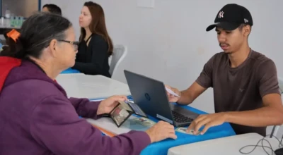 Funcionário atendendo mulher que participa do programa.