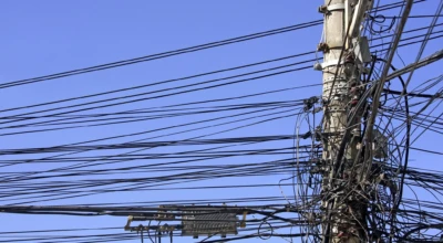 Fiação de internet no poste em via pública.