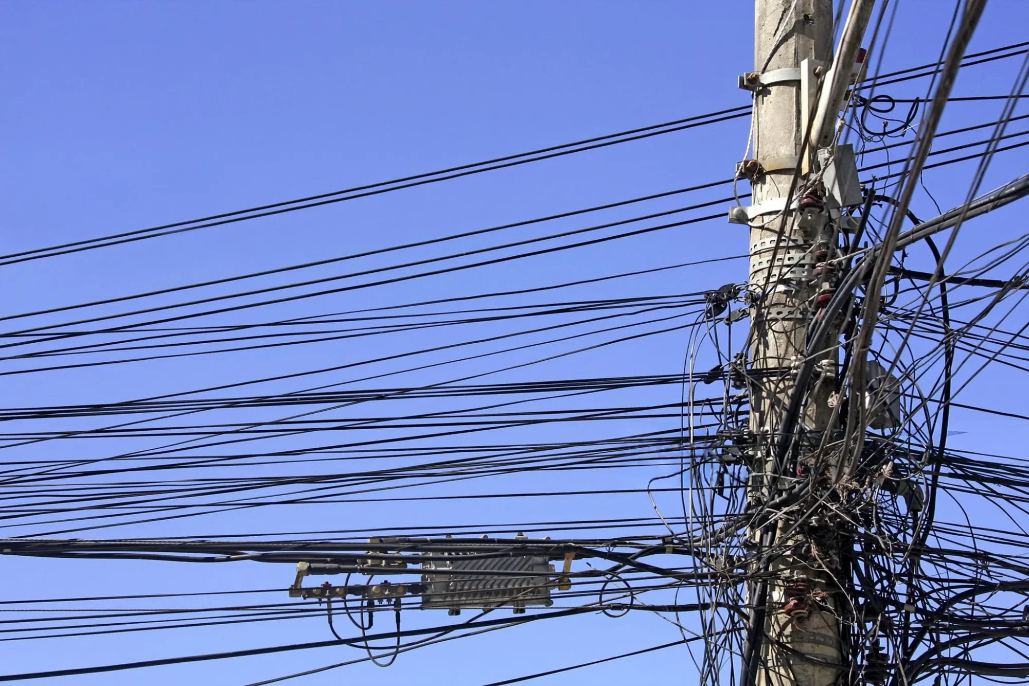 Fiação de internet no poste em via pública.