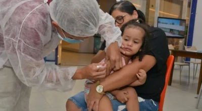 Criança sendo vacinada contra a febre amarela