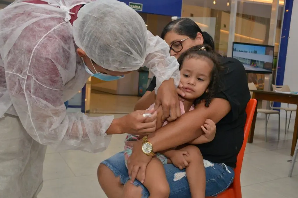 Criança sendo vacinada contra a febre amarela