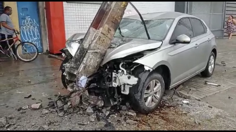 Carro bateu no poste de alta tensão.