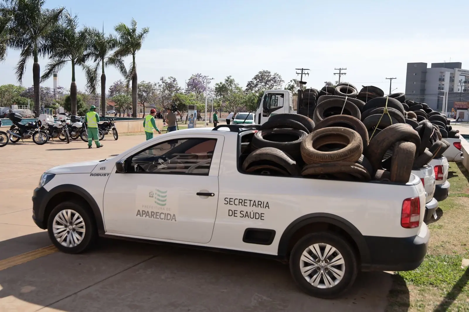 Pneus recolhidos em ação em Aparecida.