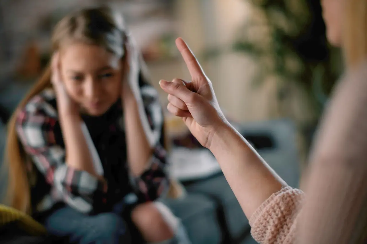 Mulher advertindo uma criança.