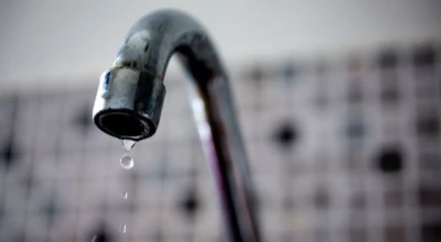 Foto de uma torneira pingando água.